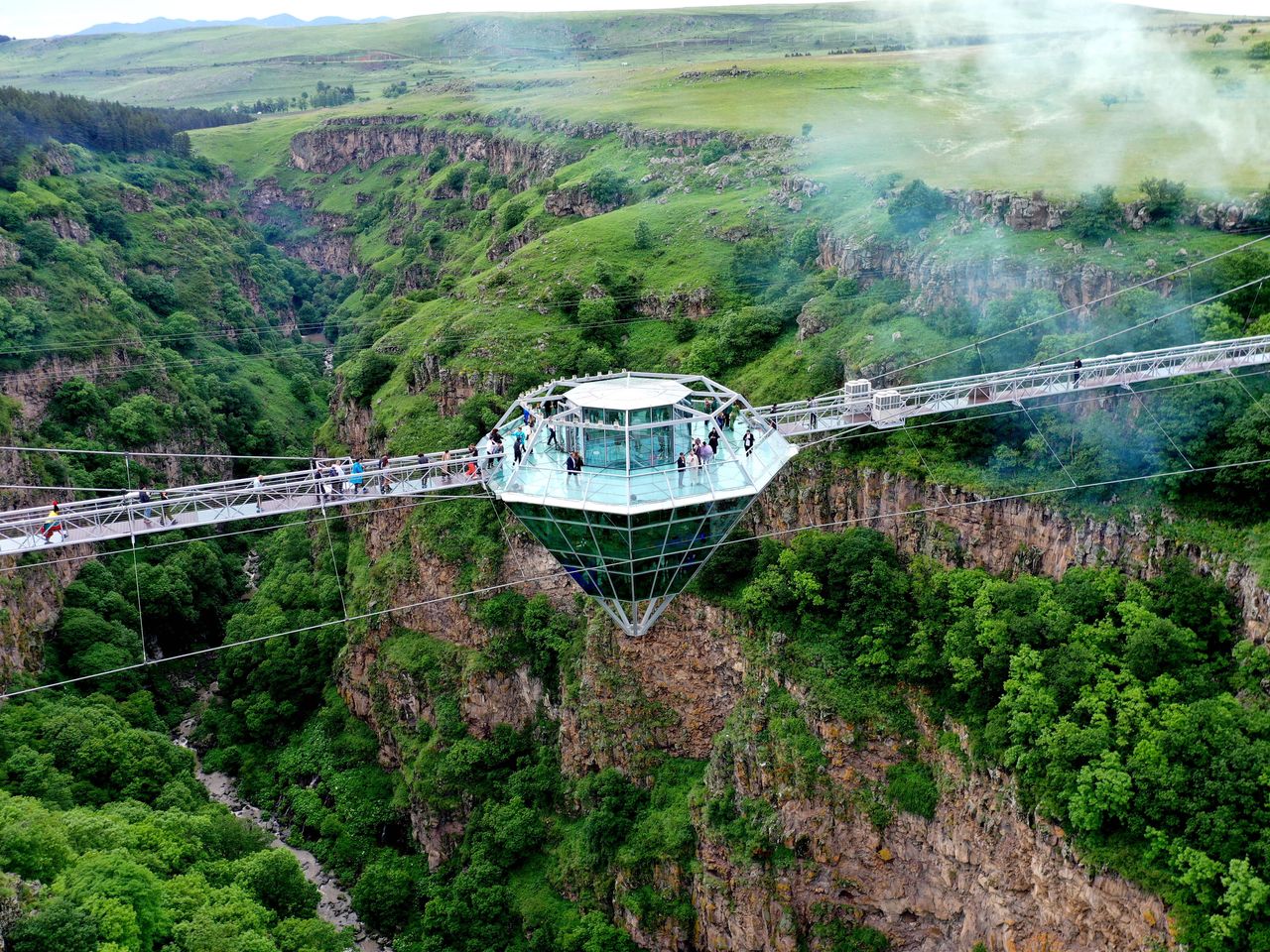 Diamond Glass Bridge im Dashbashi Canyon