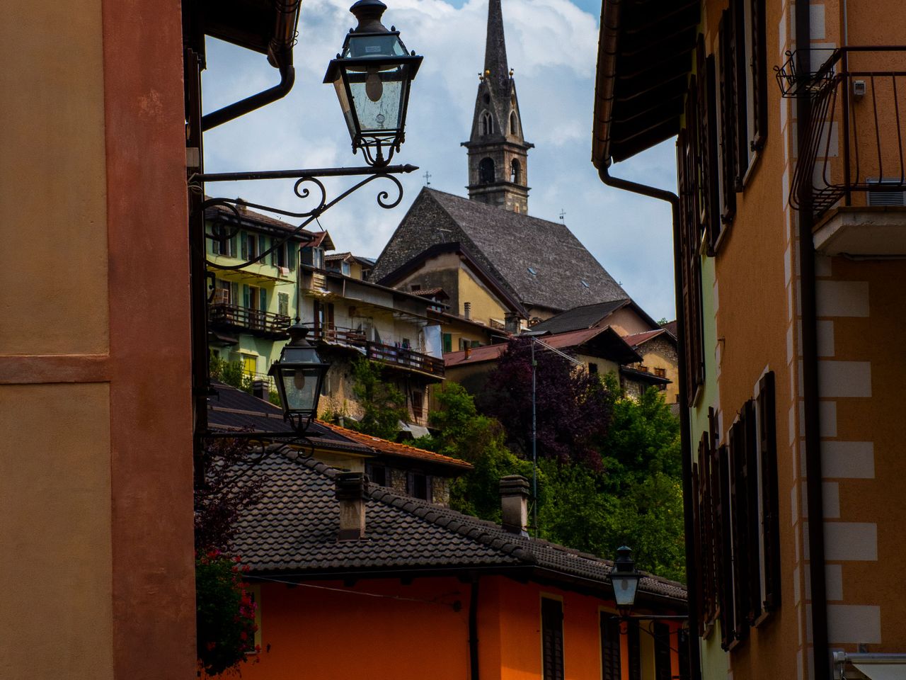Blick auf den Kirchturm von Pieve Tesino, Trentino