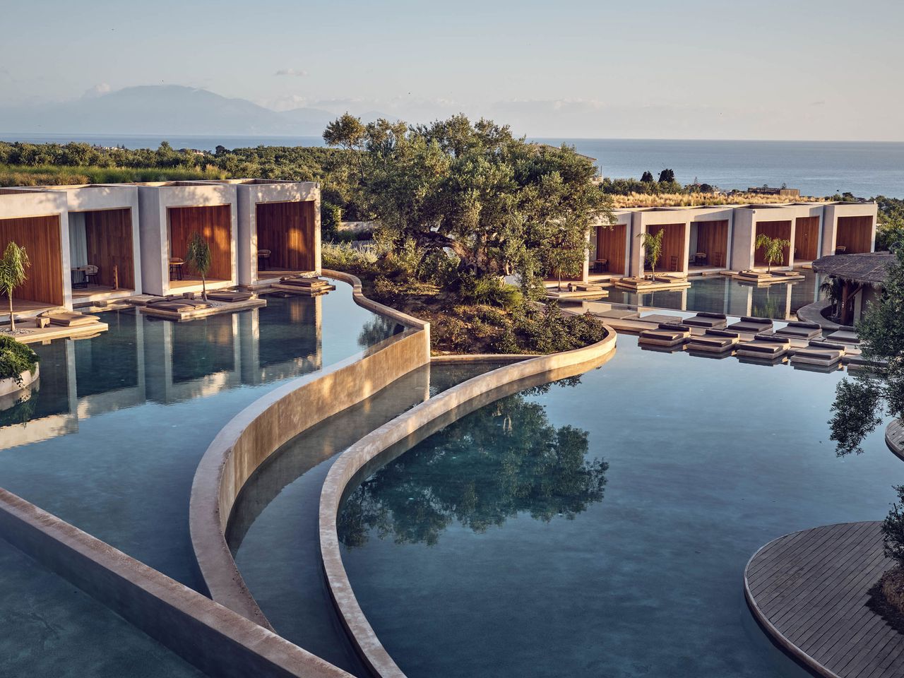 Blick von oben auf Pool und Suiten des Olea All Suite Hotels, Zakynthos