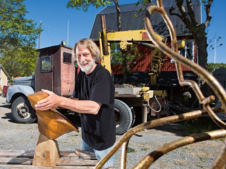 Künstler und Bildhauer Ole Drebold auf Öja