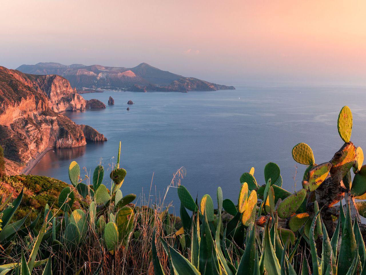 Küste von Lipari und Blick auf die Nachbarinsel