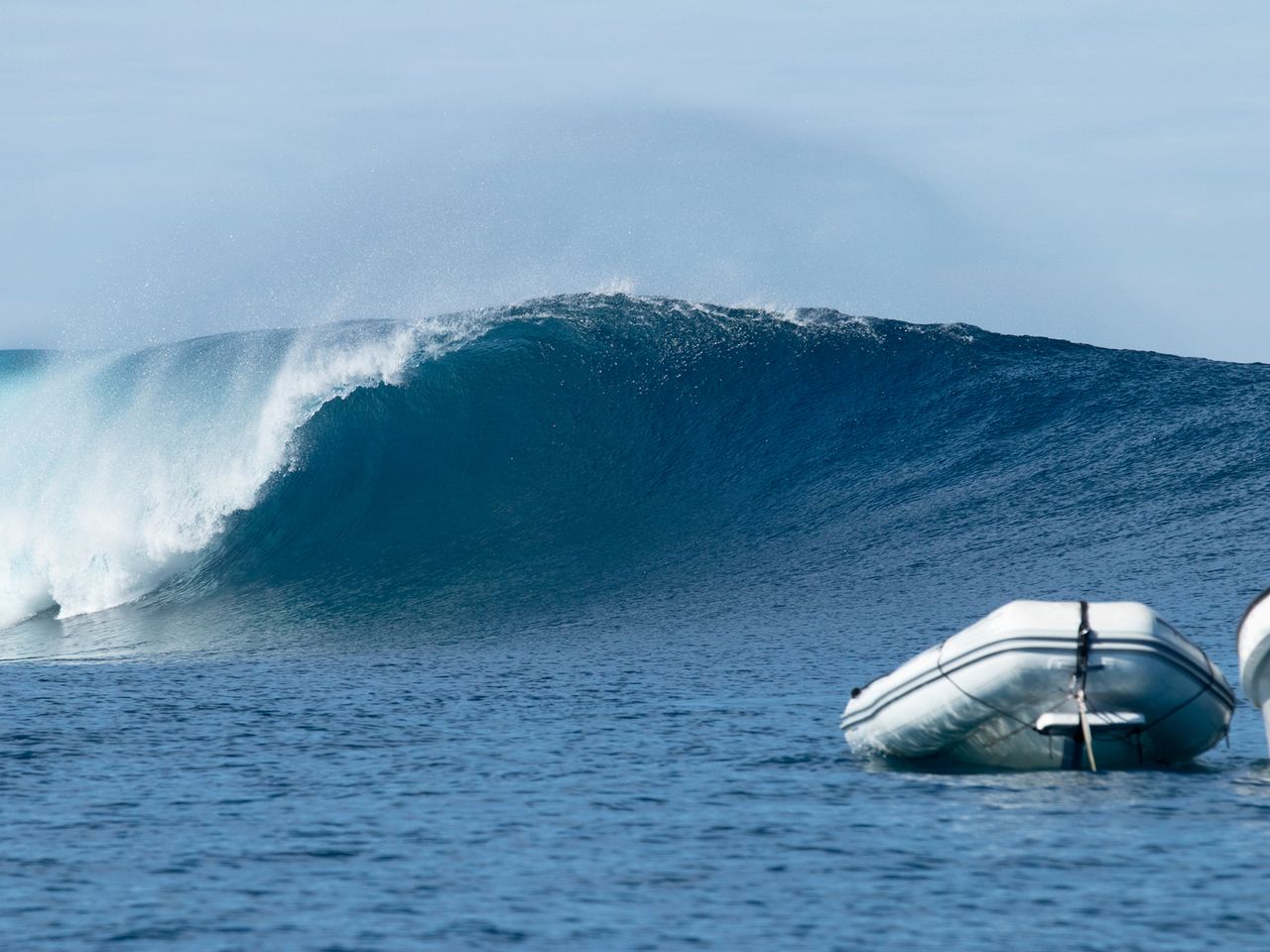 Surf-Welle Cloudbreak vor Fidschi
