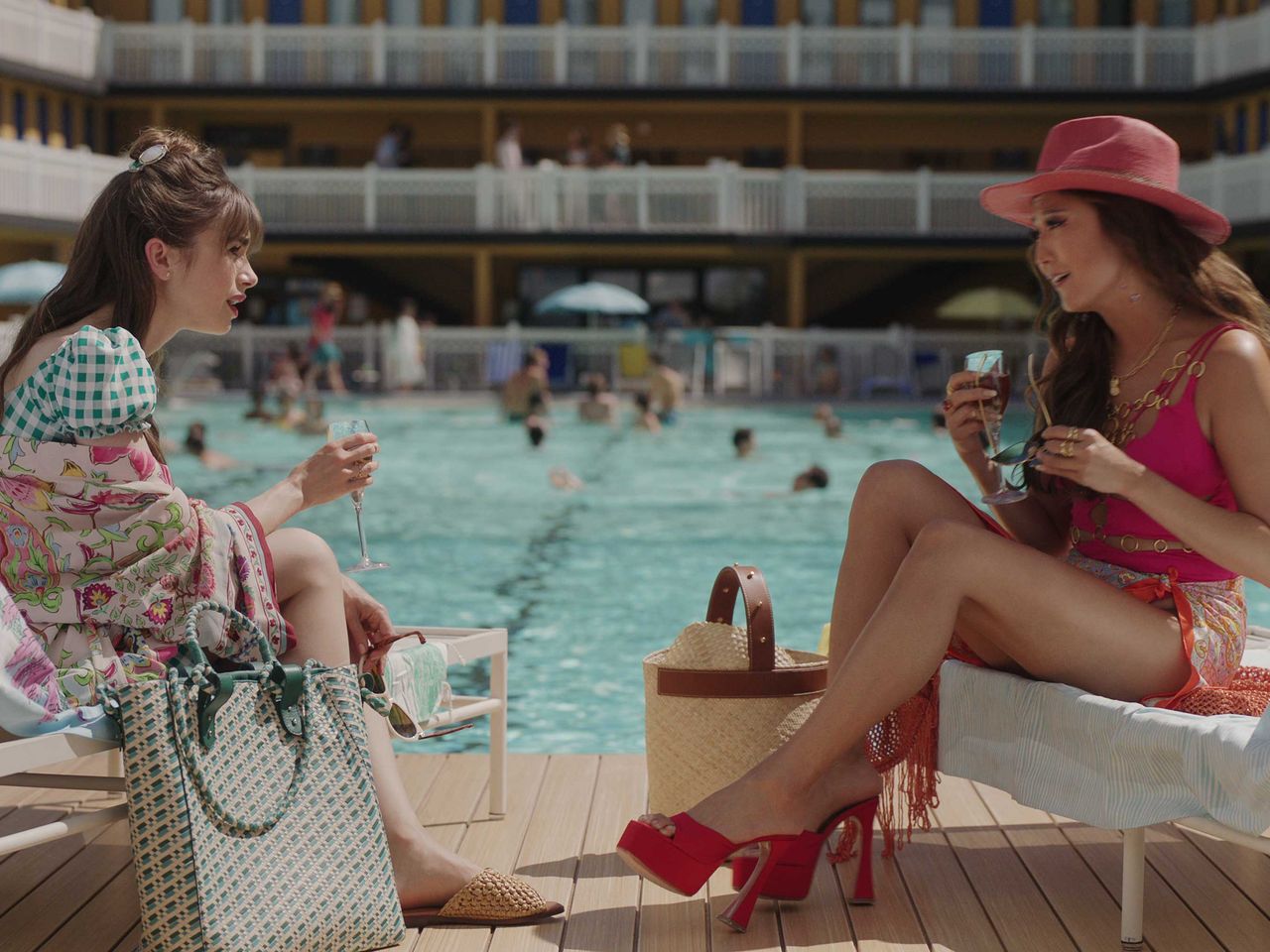 Emily (Lily Collins) und Mindy (Ashley Park) in der Piscine Molitor