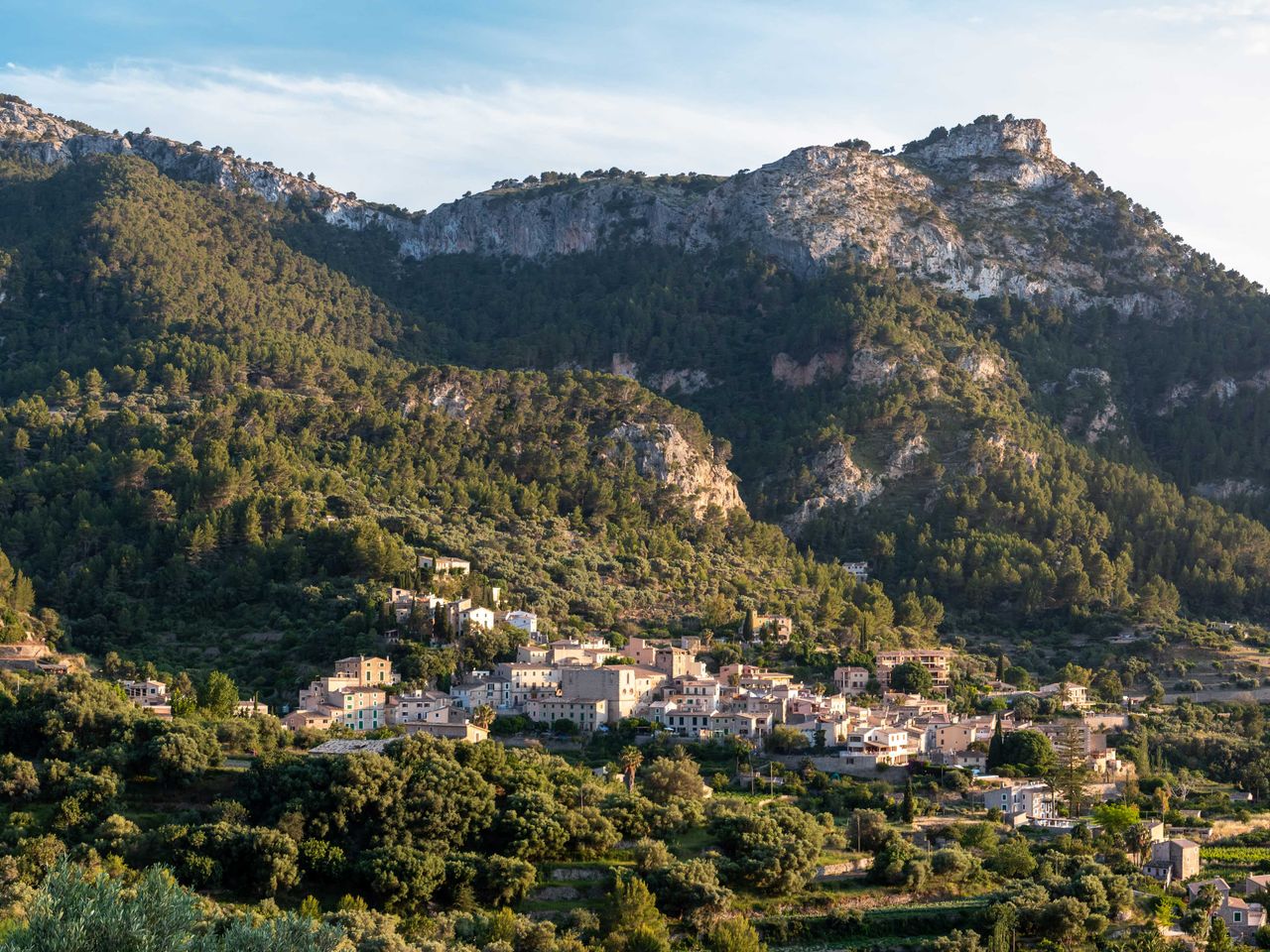 Blick auf das Dorf Estellencs in der Tramuntana