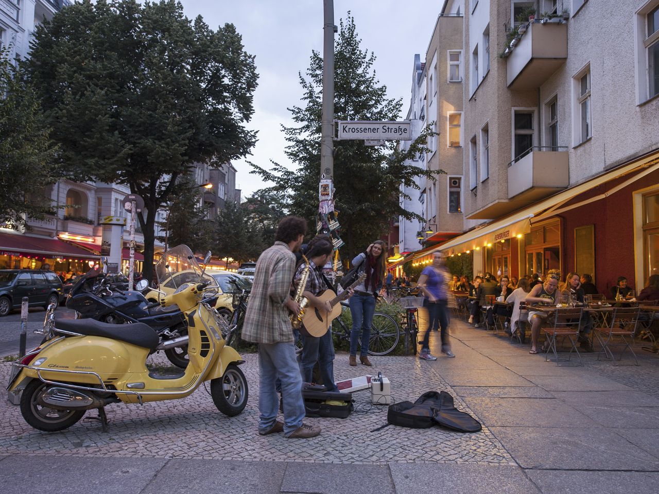 Straßenmusiker mit Gitarre in Berlin