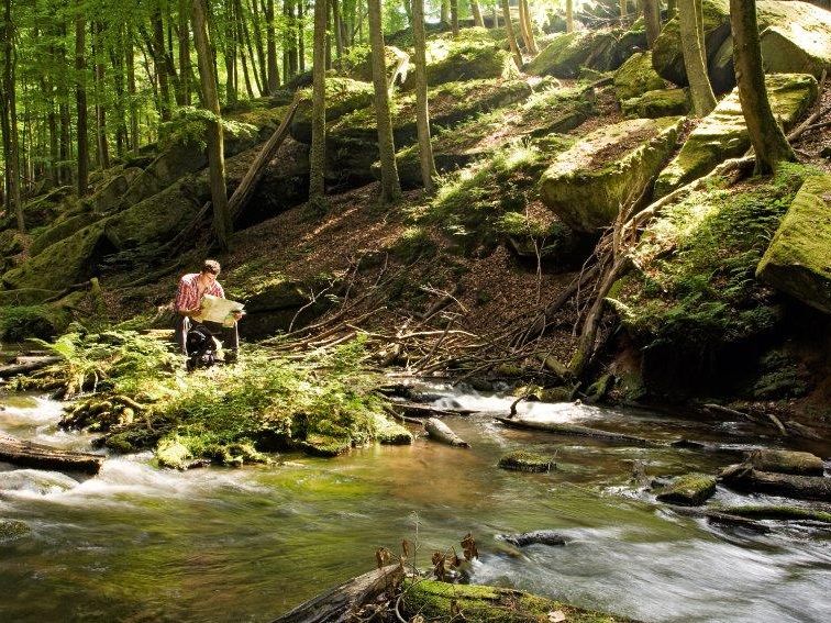 Wanderer an der Moosalbe im Karlstal