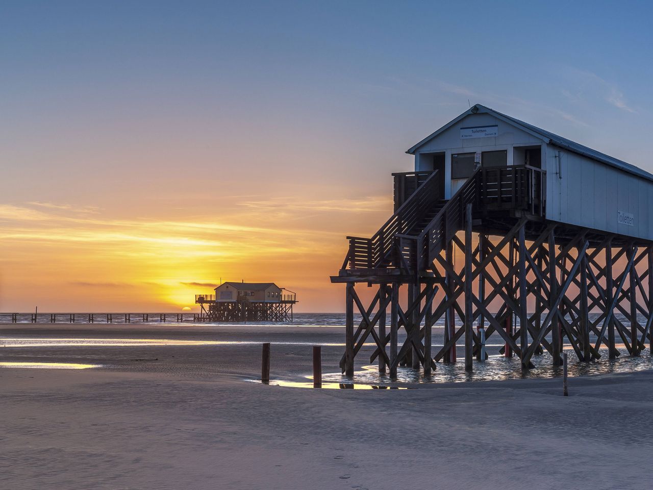 Pfahlbauten am Strand von St. Peter-Ording