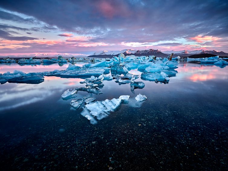 Eisbrocken liegen am Diamond Beach auf Island