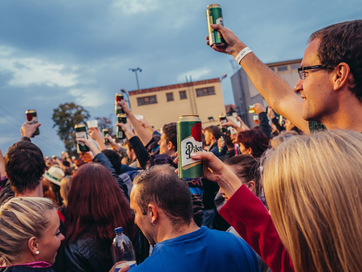 Zwei Personen sto&szlig;en mit Bier an 