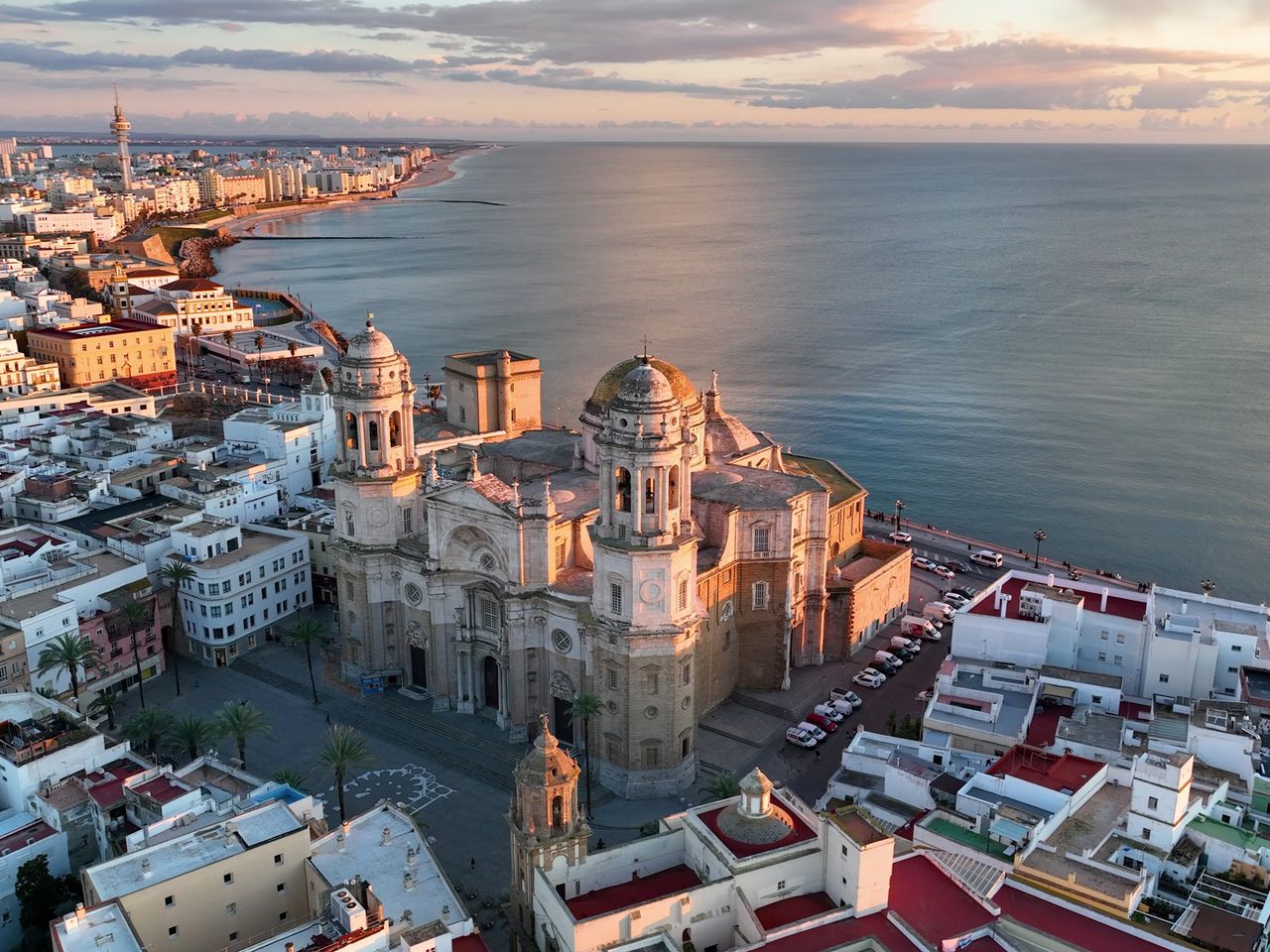 Blick von oben auf Cádiz und die Kathedrale