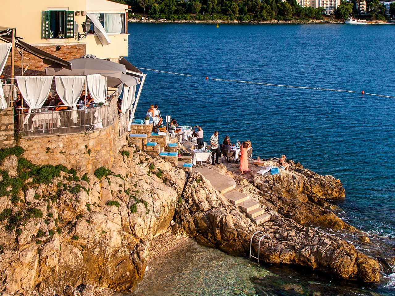 Terrasse und Tische an den Klippen