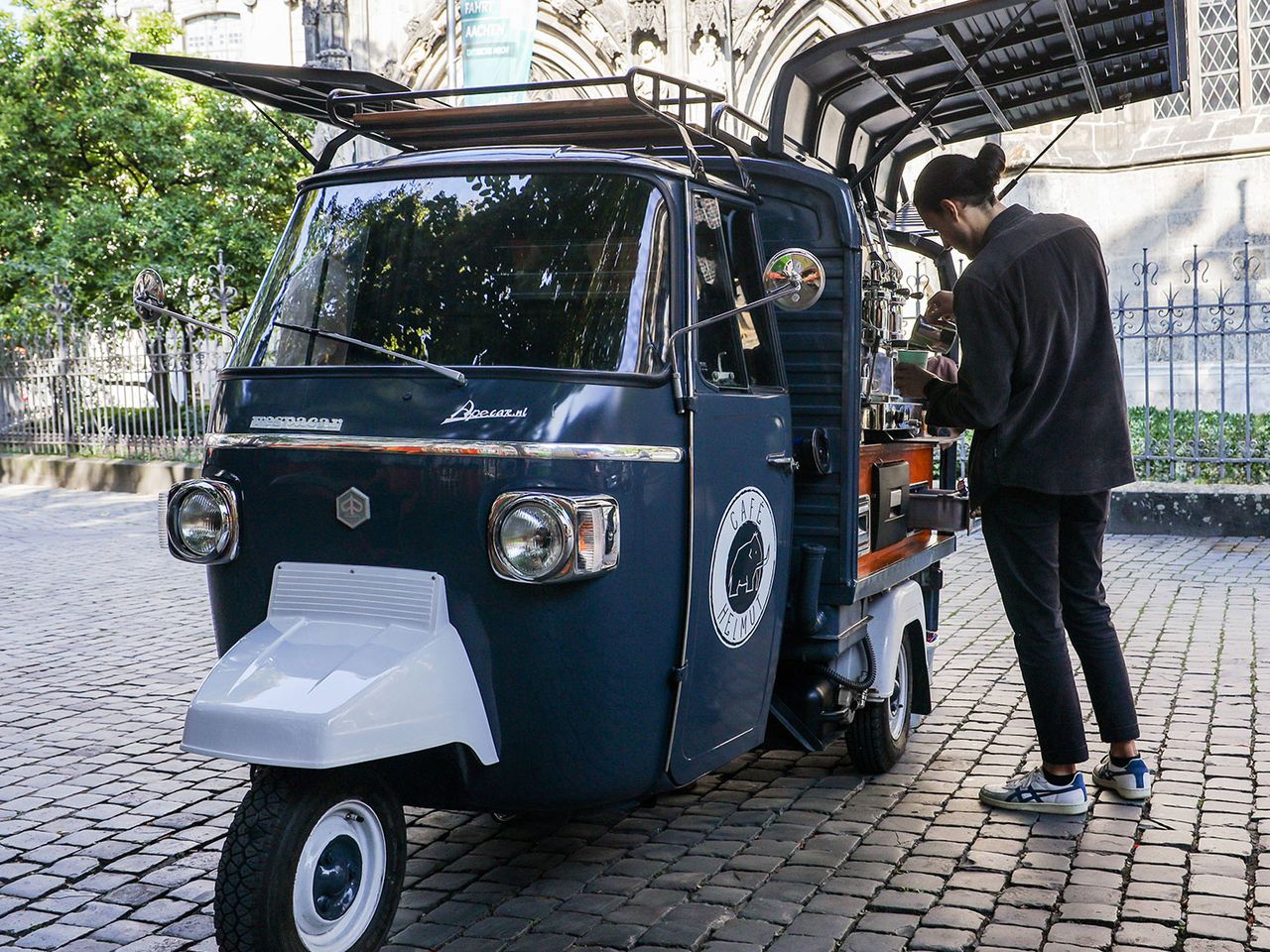 Café Helmut, Oldtimer und mobiles Café am Aachener Münsterplatz