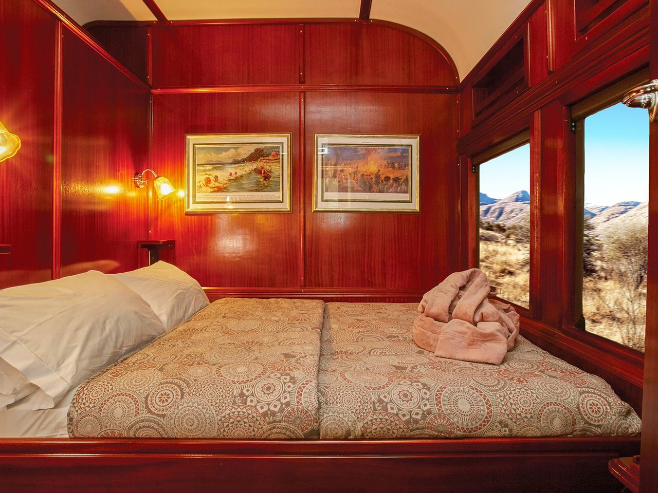 Kategorie-Elefant-mit-Doppelbett-(quer-zum-Zug)---(25)---Credit-Rovos-Rail-Tours