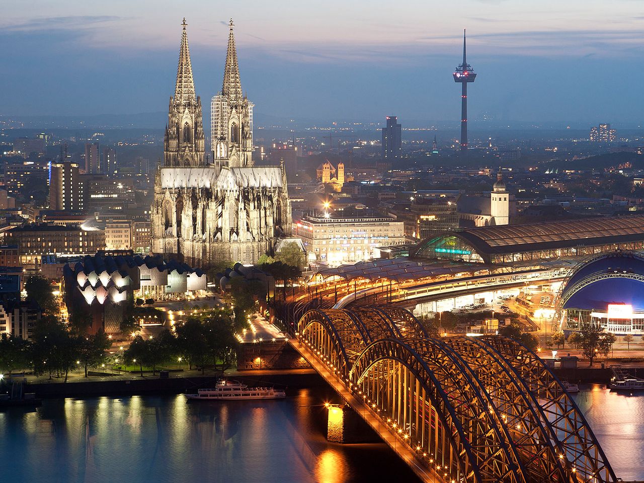 Köln Panorama mit Aussicht auf dem Kölner Dom, den Rhein, den Fernsehturm und die Hohenzollernbrücke.