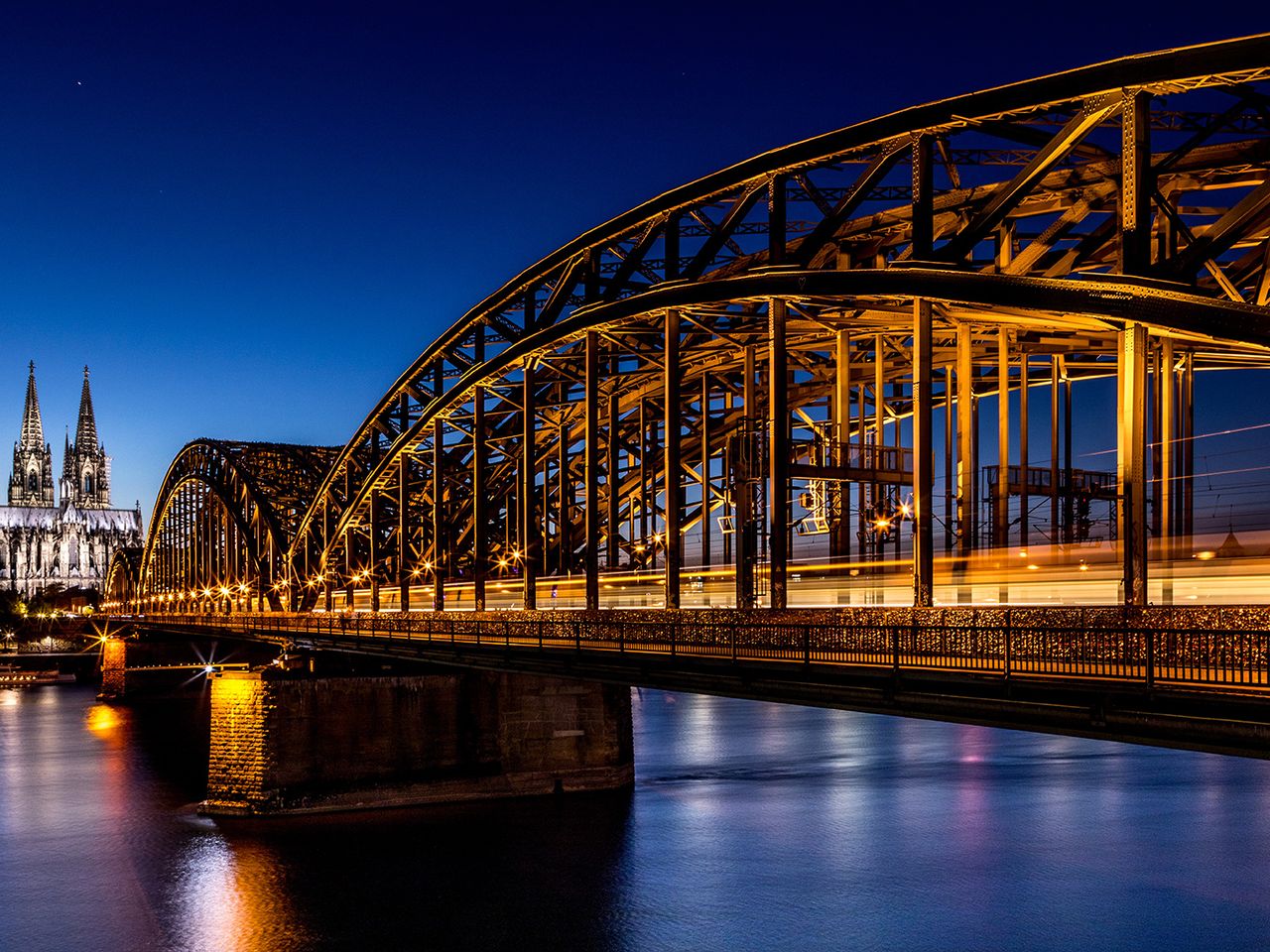 Hohenzollernbrücke mit Blick auf den Kölner Dom