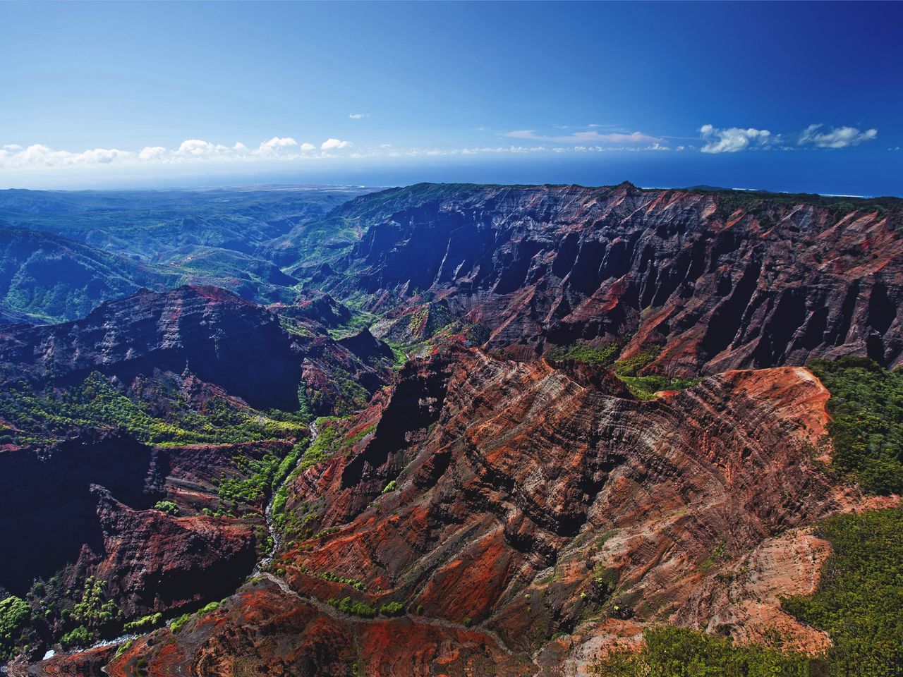 Die zerklüfteten Felsen des Waimea Canyon auf Kauai