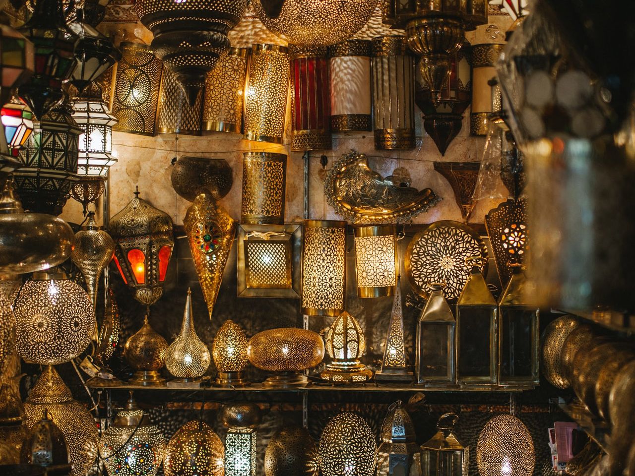 Orientalische Lampen hängen in einem Souk in Marrakesch.