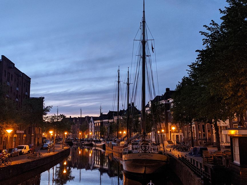Blick auf eine Groninger Gracht bei Nacht