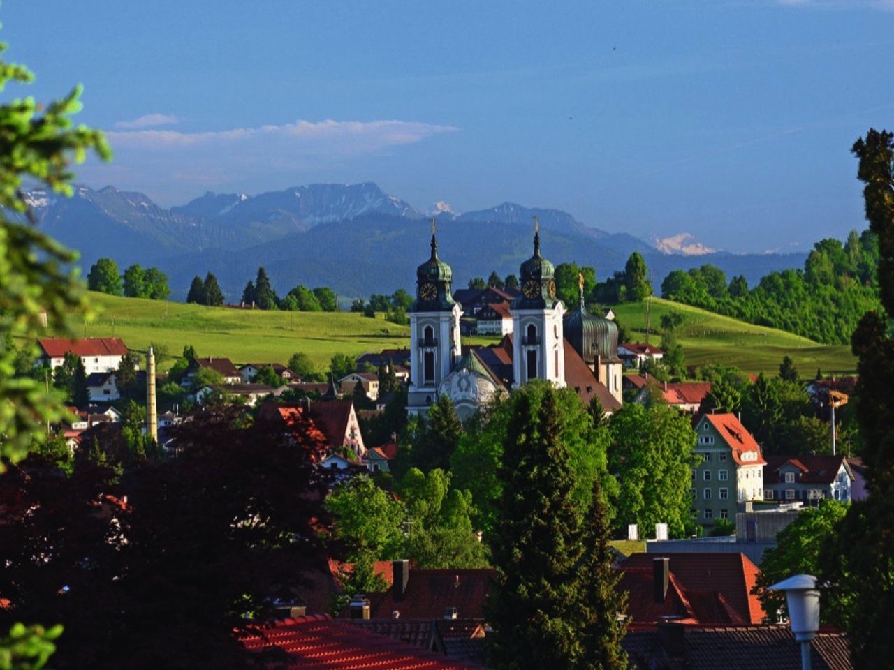 Die Türme der neobarocke Stadtpfarrkirche St. Peter und Paul in Lindenberg, Allgäu
