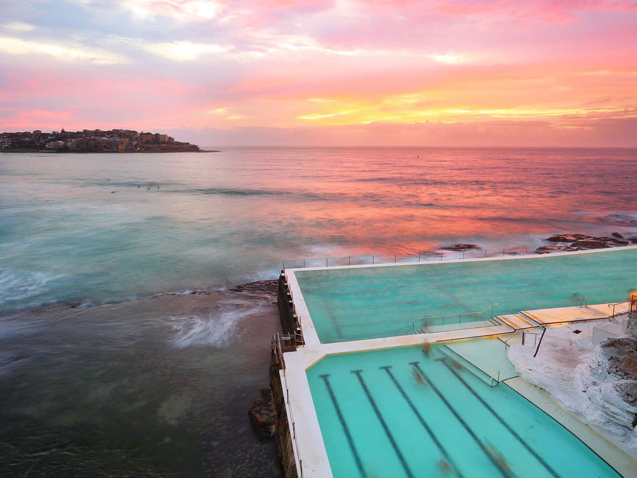 Bondi Beach Iceberg Pools in Sydney beim rosafarbenen Sonnenuntergang