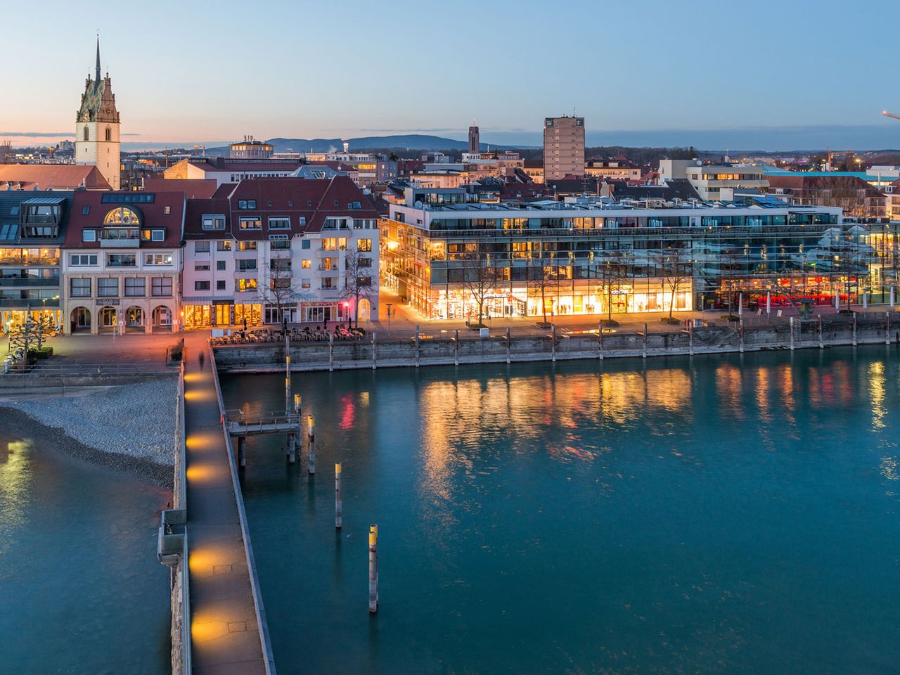 Friedrichshafen am Bodensee bei Dämmerung, Hafen