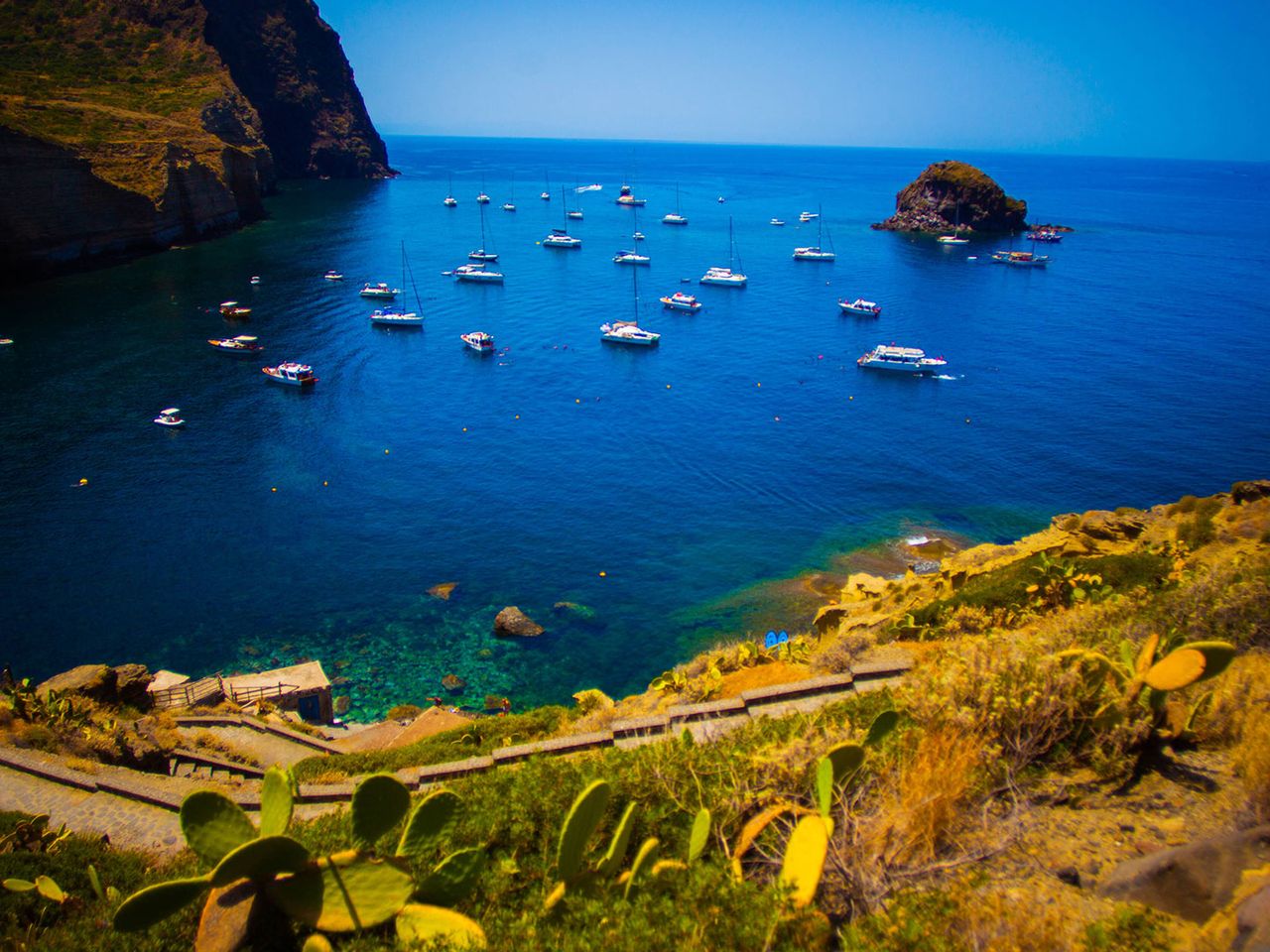 Segeljachten vor der Küste einer Liparischen Insel