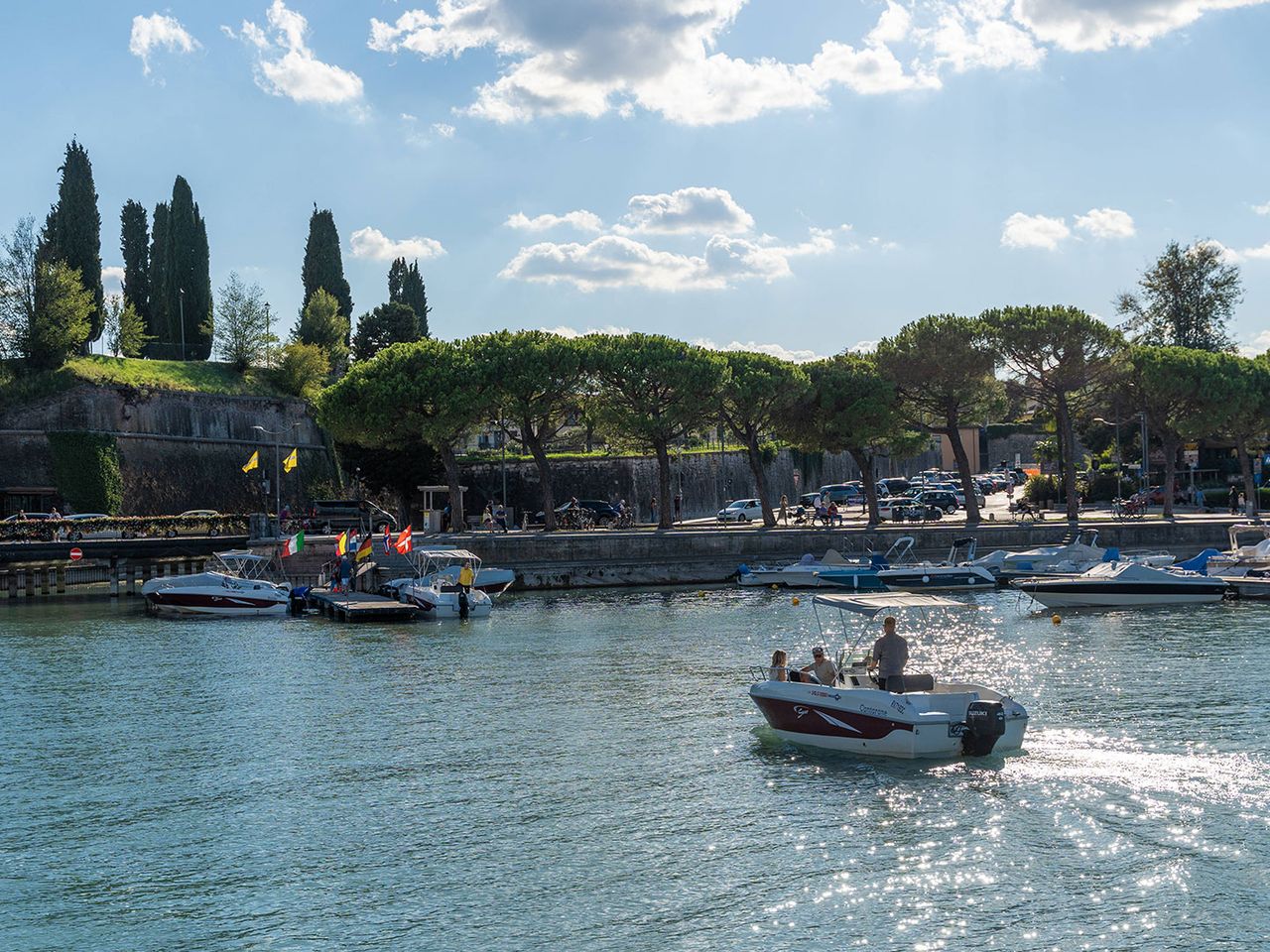 Motorboot auf dem Gardasee bei Peschiera del Garda