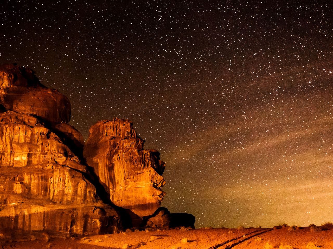 Sternenhimmel in der jordanischen Wüstenlandschaft Wadi Rum