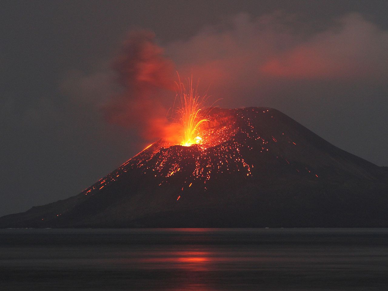Glühende Lava schießt aus dem Krater der Krakatau.