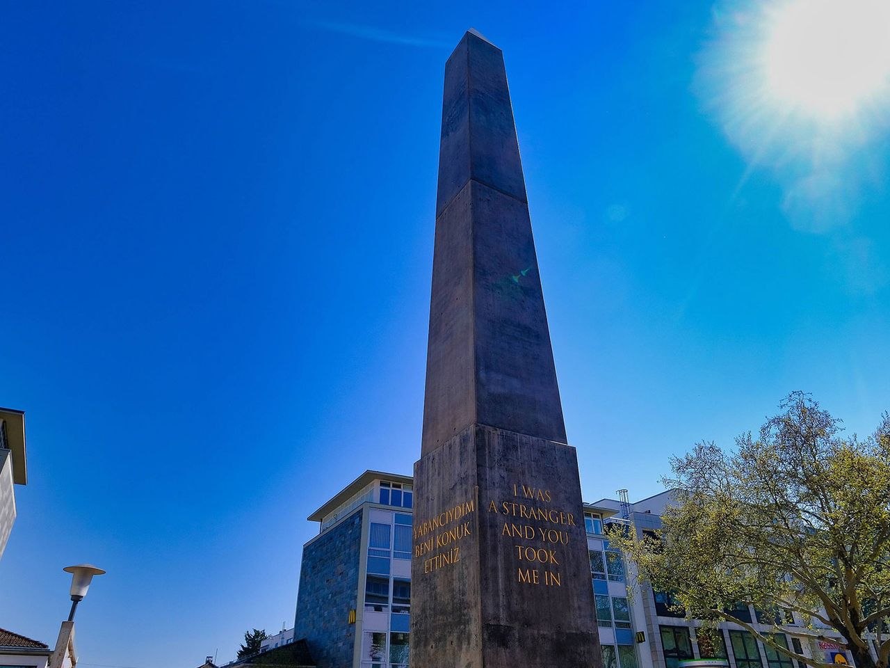 Obelisk von Olu Oguibe, entstanden für die documenta in Kassel