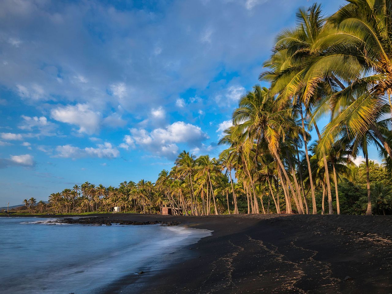 Blick auf den berühmten Punalu’u Beach mit seinem schwarzen Sand.