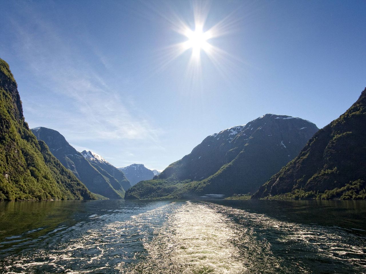 Ein Kreuzfahrtschiff fährt durch den Nærøyfjord