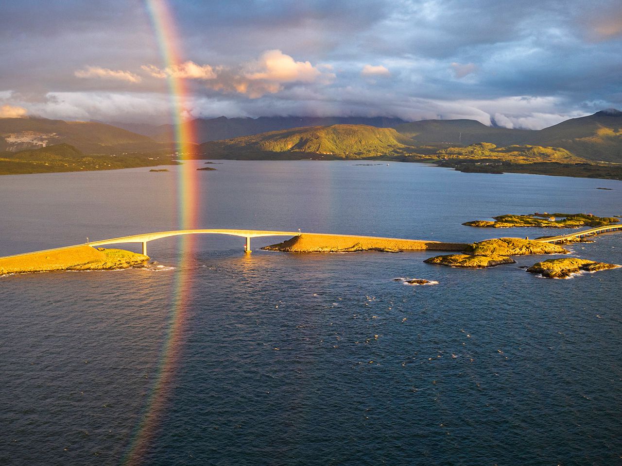 Regenbogen über der Atlantikstraße in Norwegen