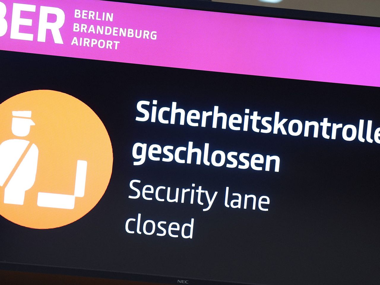 Ein Flieger der Lufthansa am Flughafen von Düsseldorf