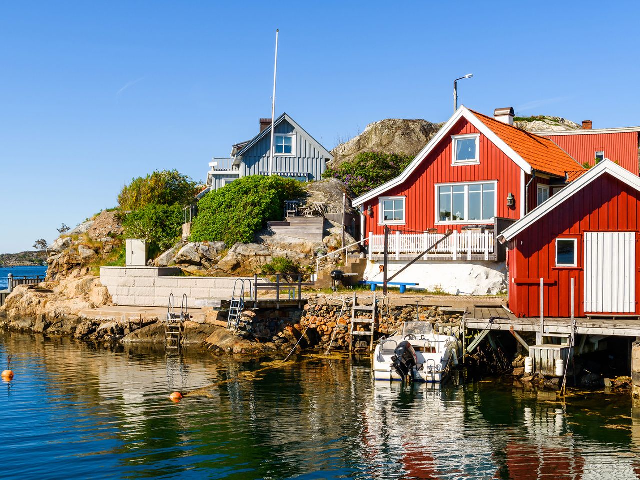Schwedische Holzhäuser am Kyrkesund