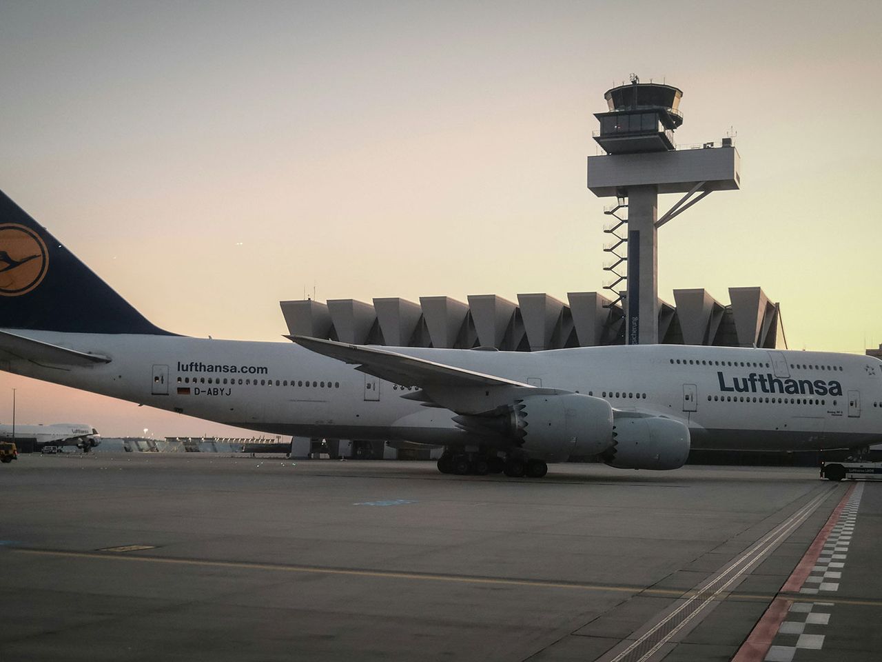 Lufthansa-Maschine auf dem Rollfeld des Frankfurter Flughafens