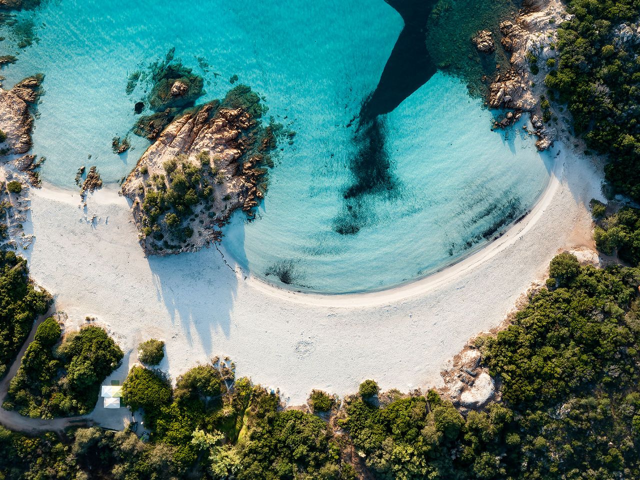 Spiaggia del Principe auf Sardinien von oben