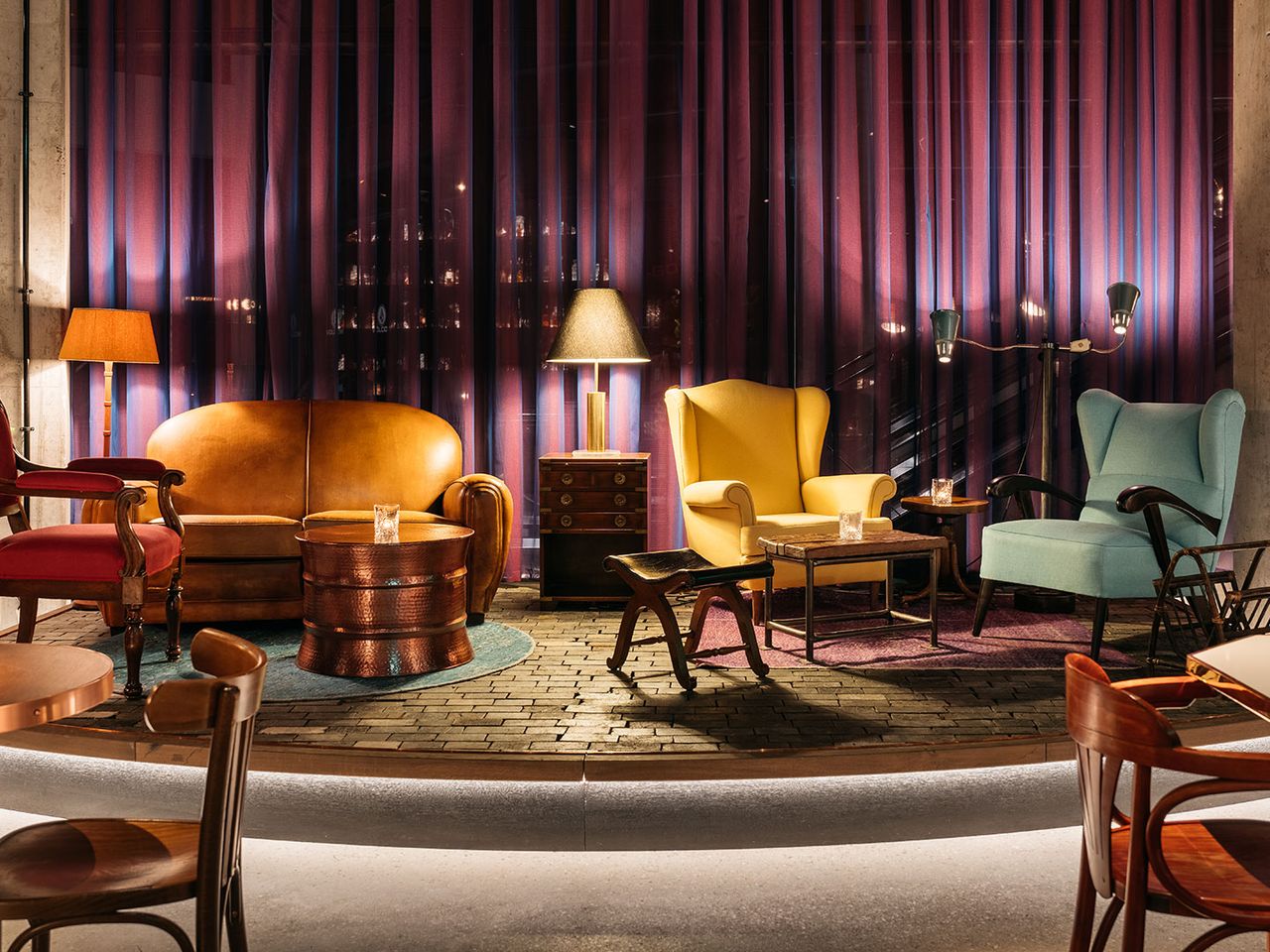 Lounge-Bereich in der Bar des Hotels Ruby Hanna