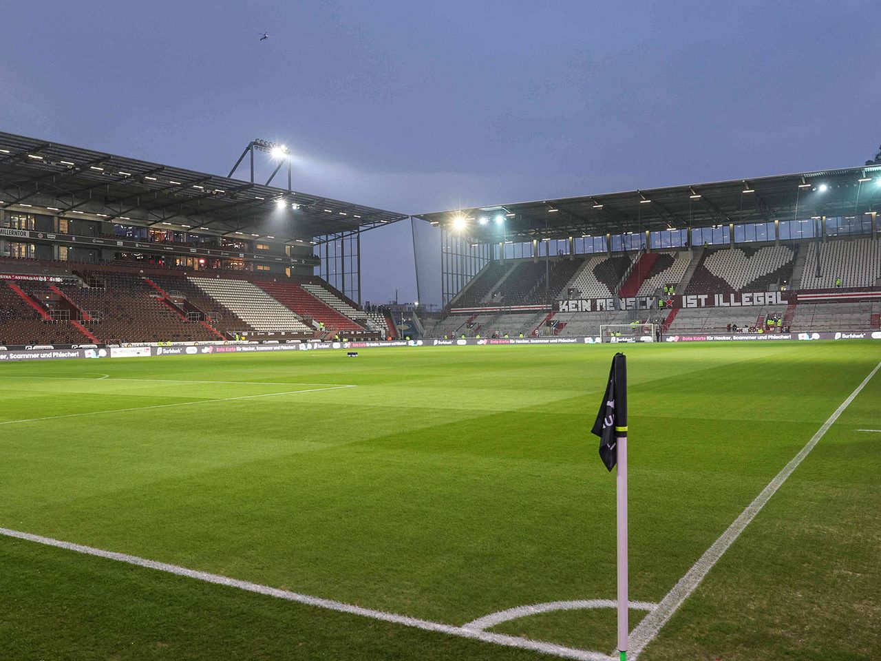Millerntor-Stadion von innen, Blick auf den Rasen am Abend