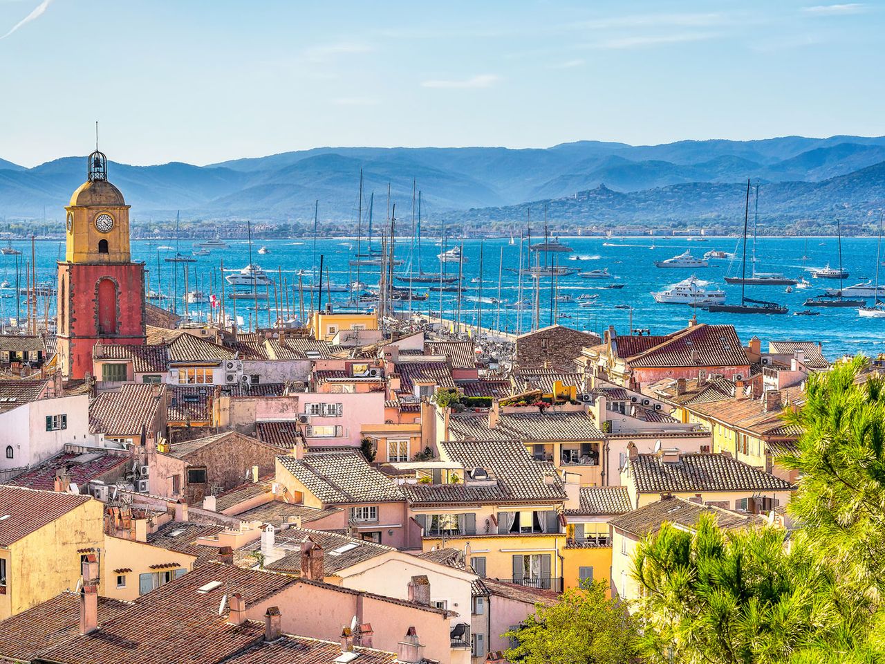 Blick auf Saint-Tropez und das Meer