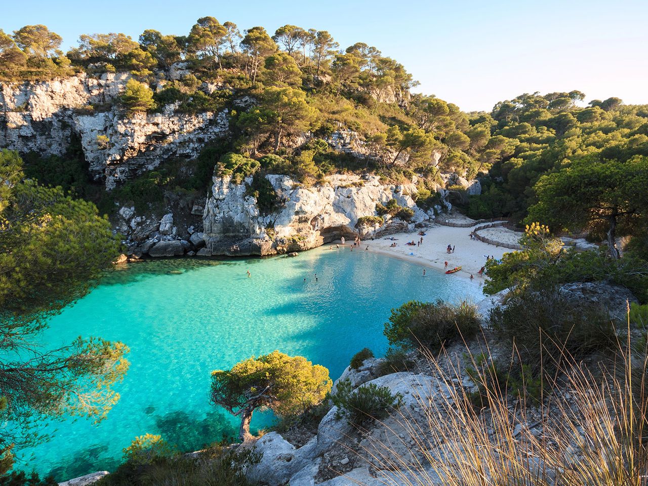 Blick von oben auf die Cala Macarella, Menorca