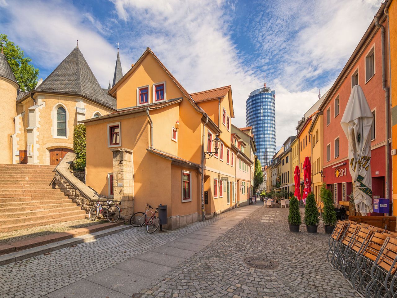 Altstadt von Jena mit Blick auf JenTower im Hintergrund