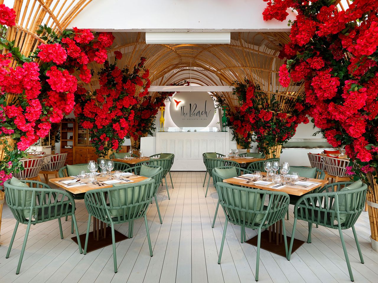 Bar- und Restaurantbereich im The Beach by Ushuaïa auf Ibiza