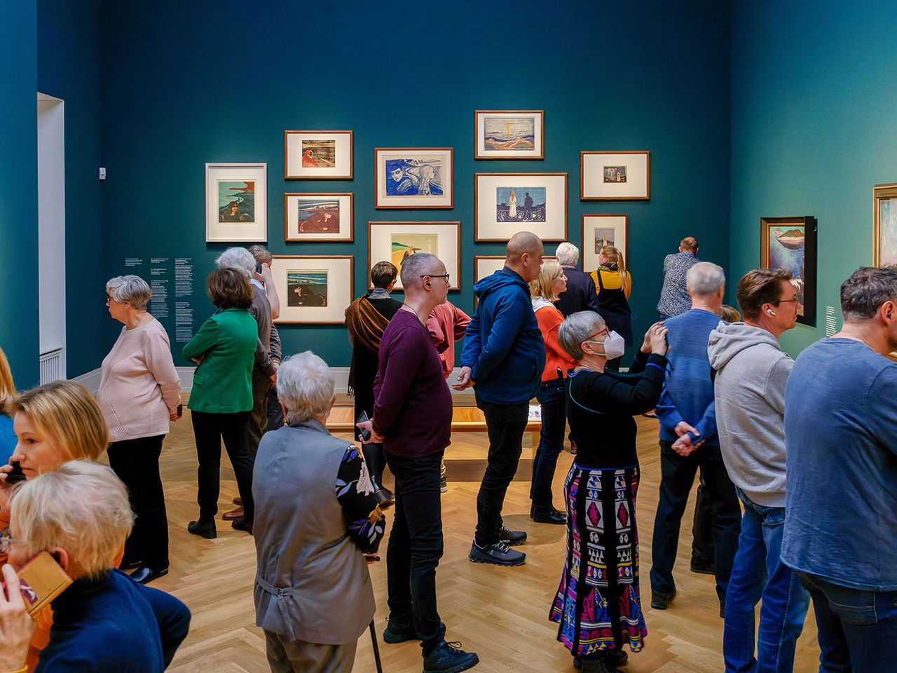Personen besuchen Munch-Ausstellung im Museum Barberini, Innenansicht