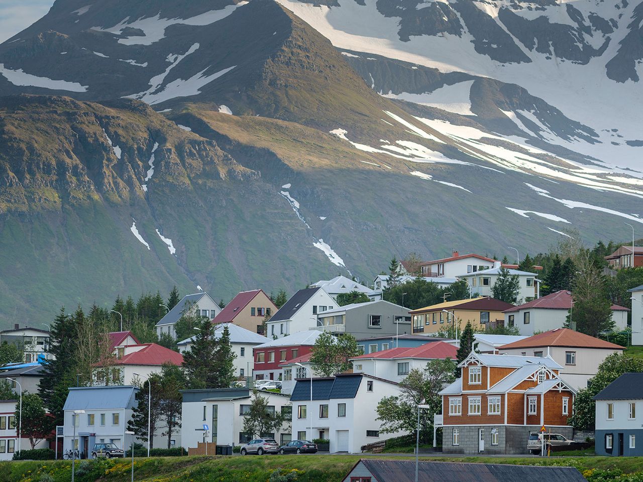 Blick auf Siglufjörður in Island mit Bergen im Hintergrund