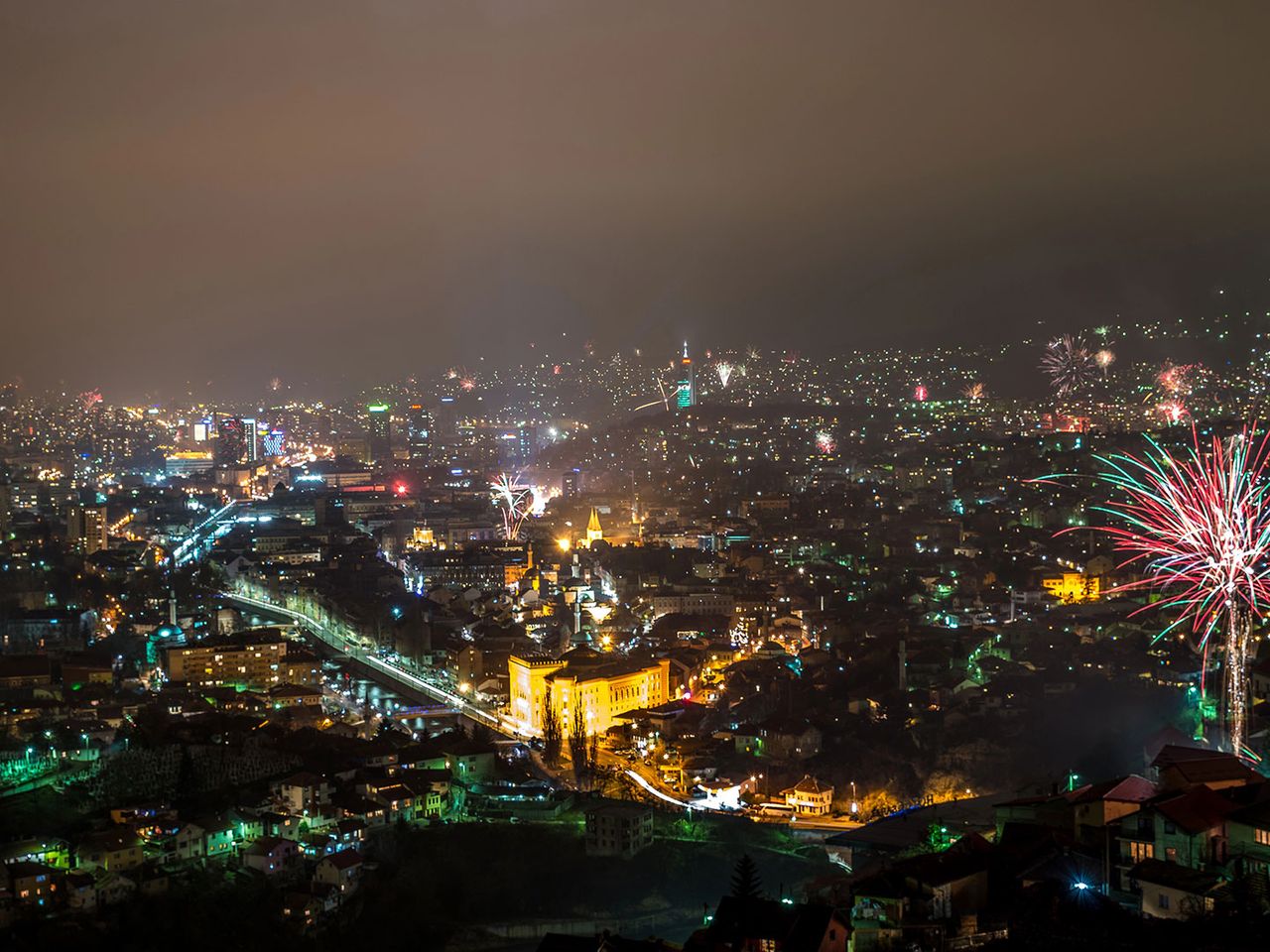 Luftaufnahme von Sarajevo am Silvesterabend