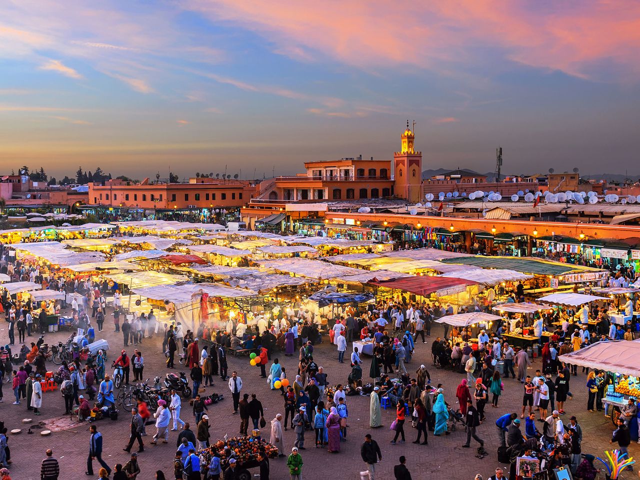 Blick auf den Platz Djemaa el Fna in Marrakesch