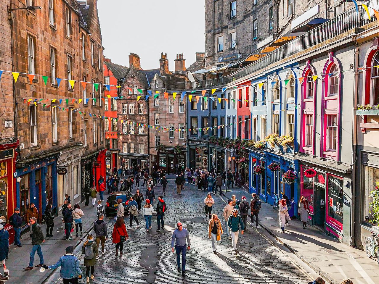 Blick auf die Victoria Street und bunte Fähnchen, Edinburgh