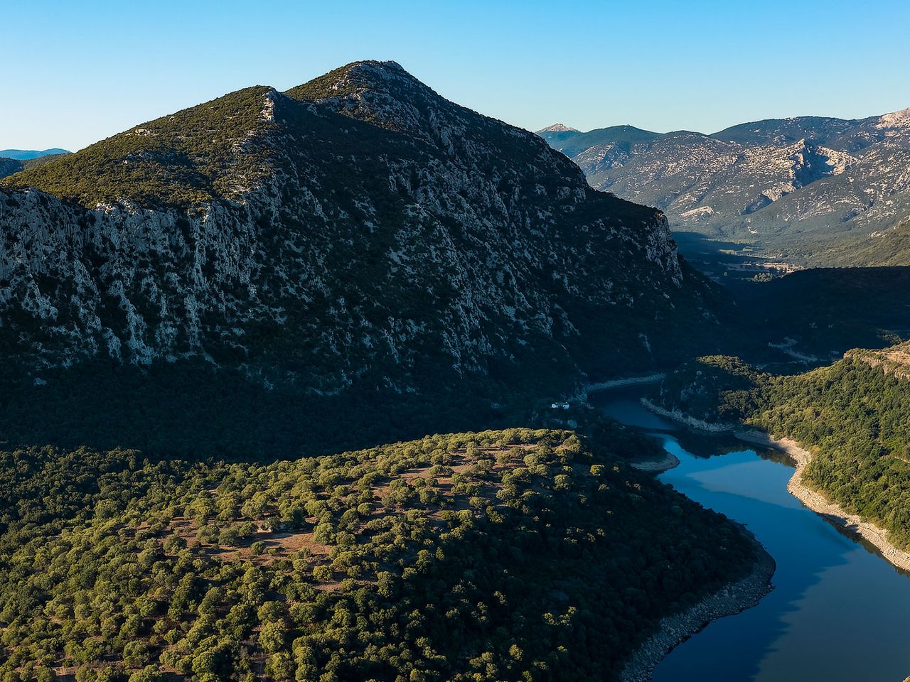 Cedrino-See und Bergkette von Supramonte im Gennargentu-Nationalpark