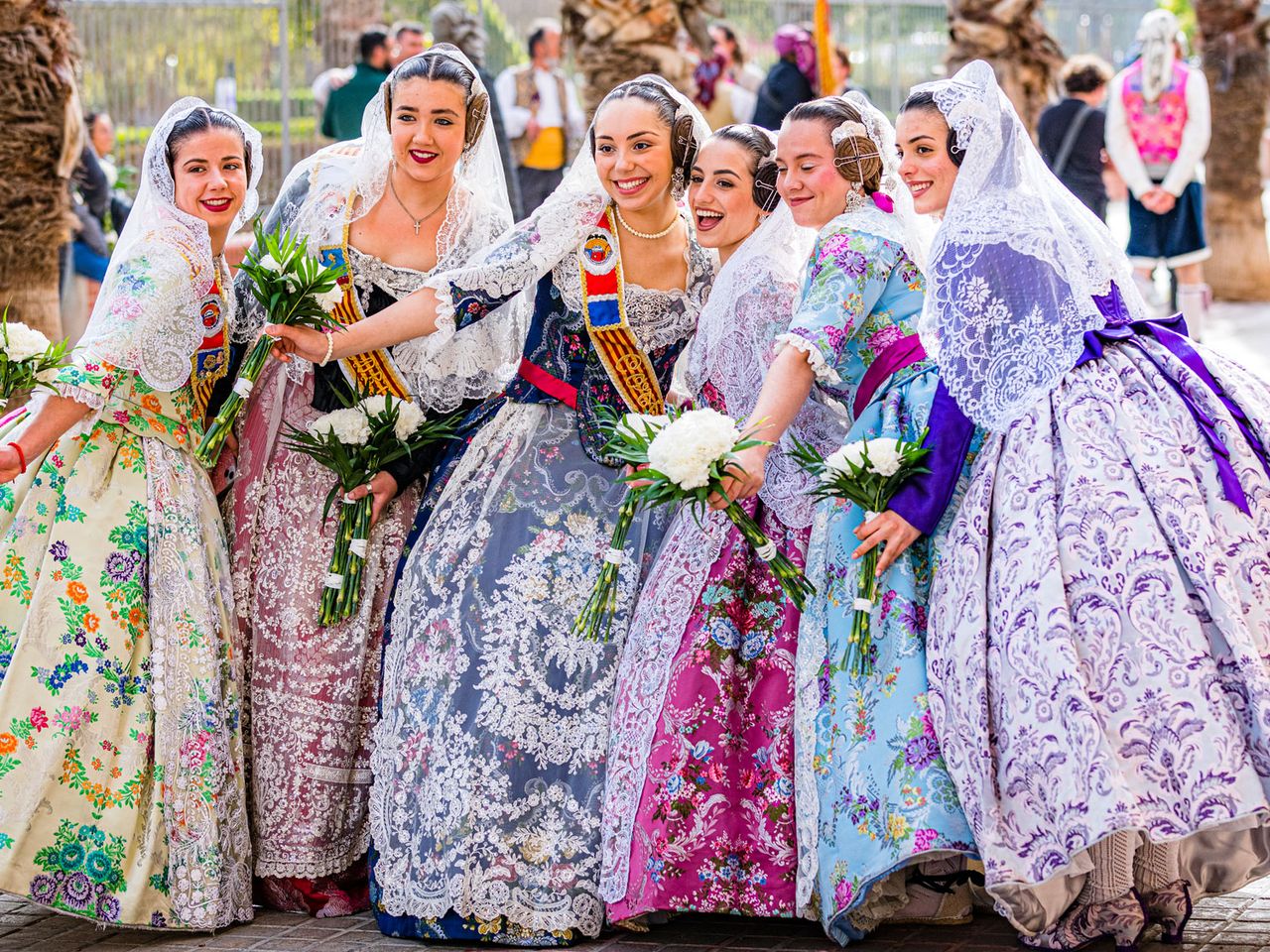 Frauen in Trachten/Kostümen bei der Fallas de Valencia